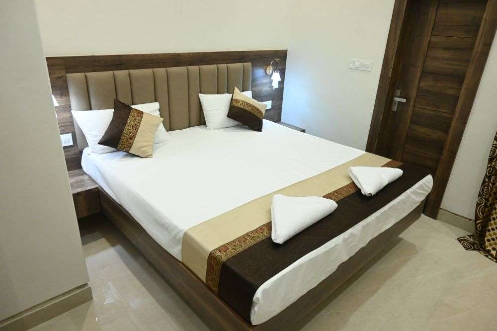 The Emerald Grand || Manan Homestay