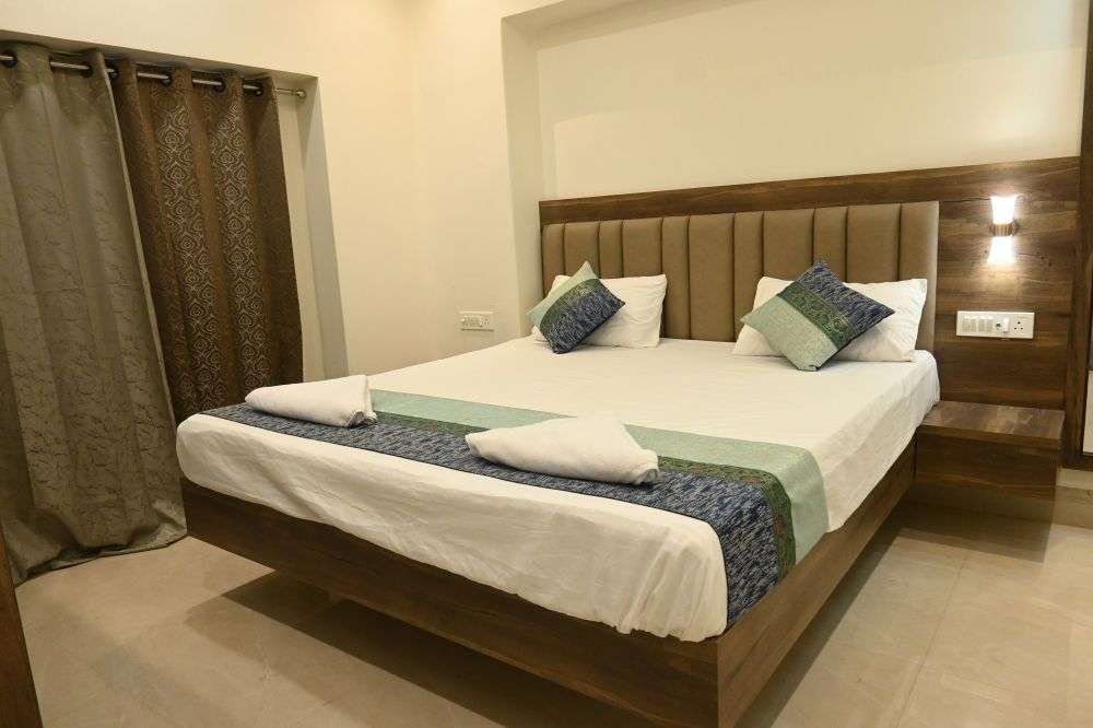 Deluxe AC 102 || Manan Homestay