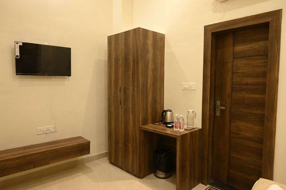 Deluxe AC 102 || Manan Homestay