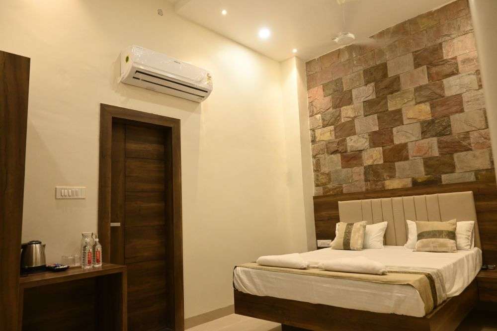 Manan  AC 103 || Manan Homestay